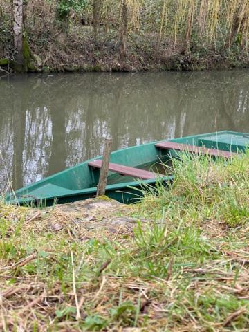 Une maraîchine en bord de conche avec barque sans linge de maison Arçais Extérieur photo